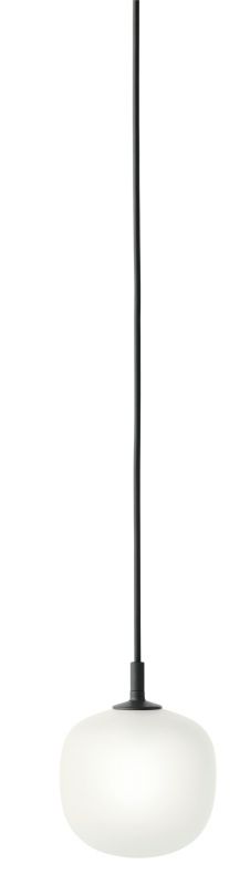 Nahaufnahme der Rime Pendelleuchte von Muuto mit schwarzem Kabel und opalweißem Glasschirm.